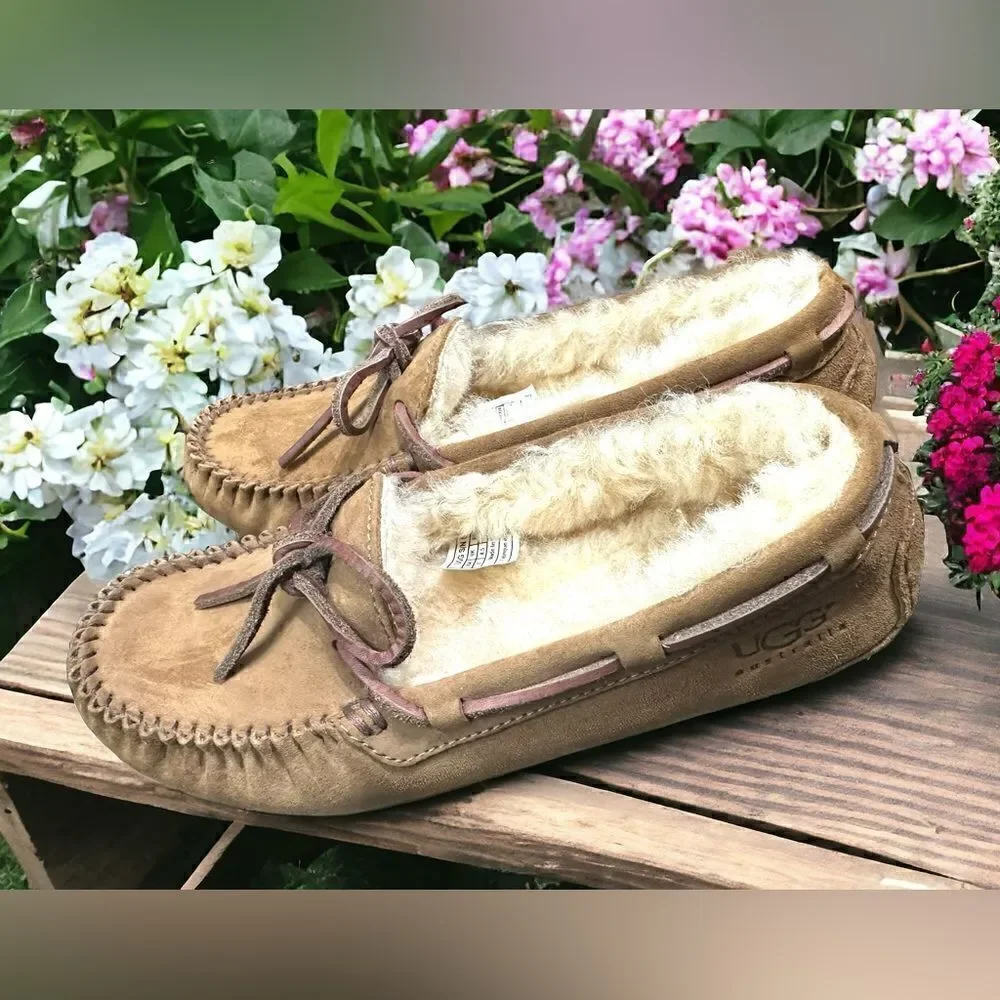 🔥🔥UGG Dakota Moccasin Slipper Water Resistant Slip on Size 6